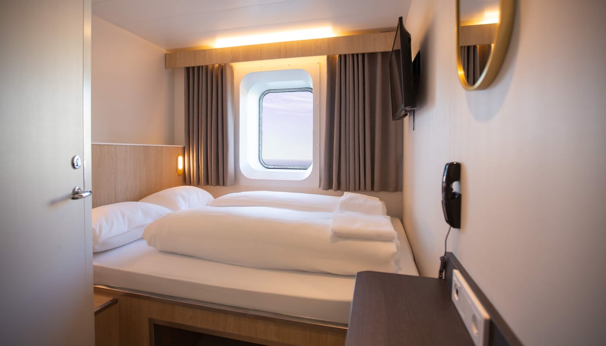 2 person double bed cabin with sea view
