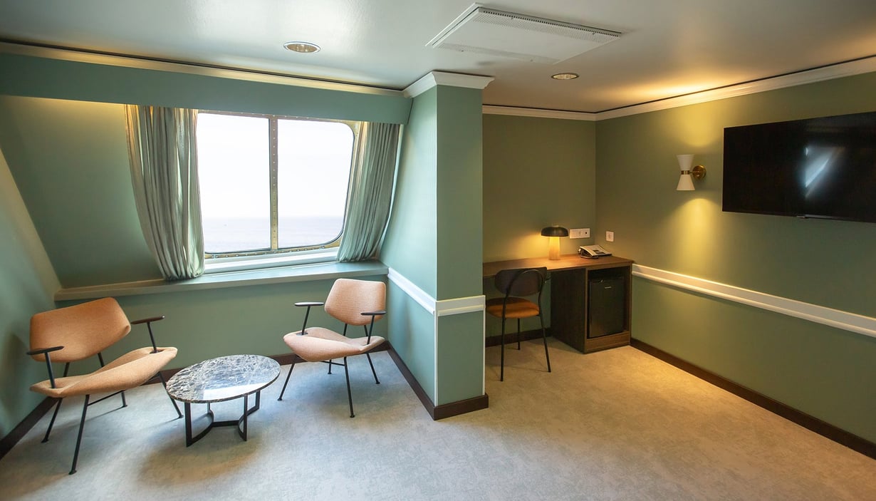 Owner’s Suite with sea view, bedroom and lounge – Nordic Crown