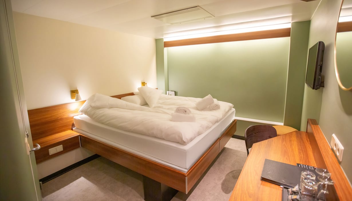 2-bed Commodore Class cabin on Crown W2_WL