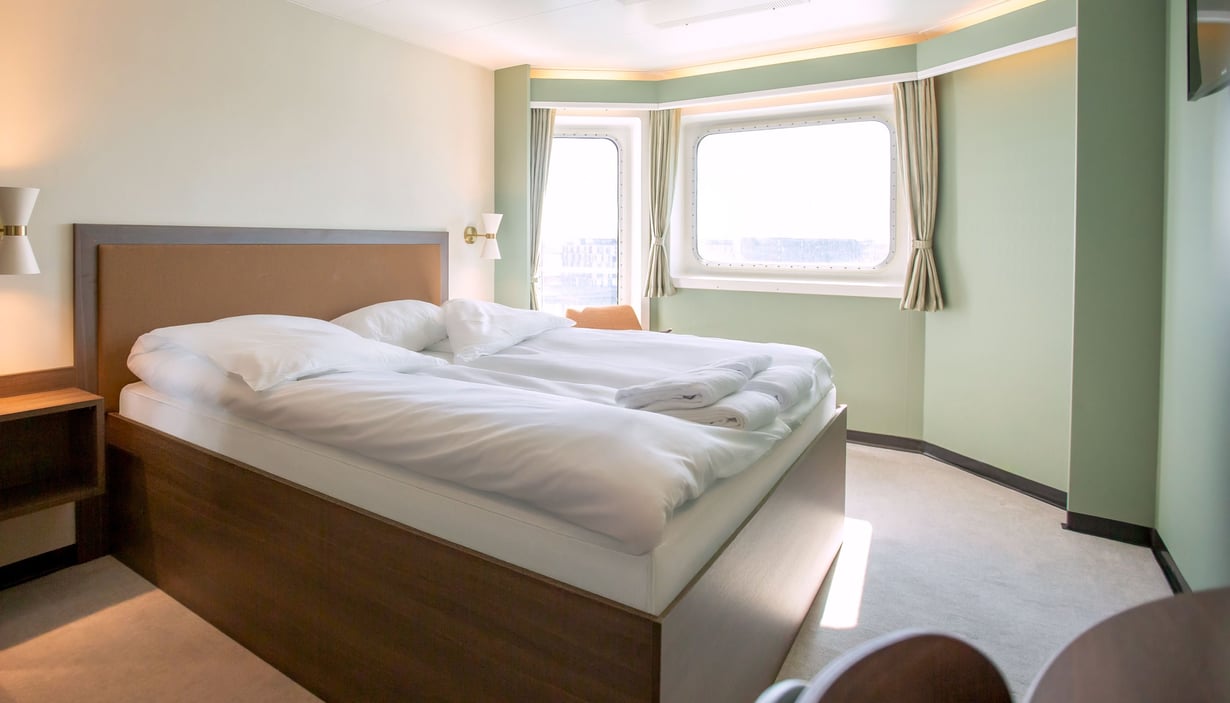 Commodore Class with view 