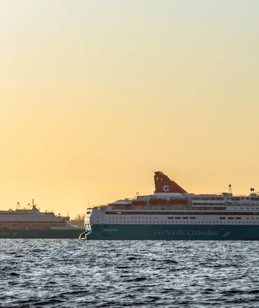 Nordic Pearl and Nordic Crown at sea