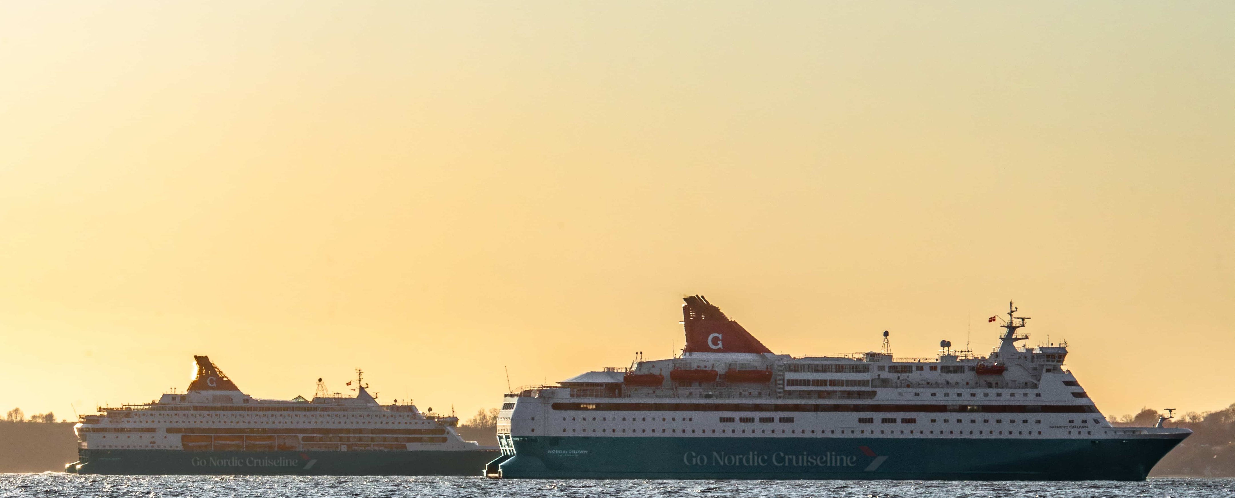 Nordic Pearl and Nordic Crown at sea