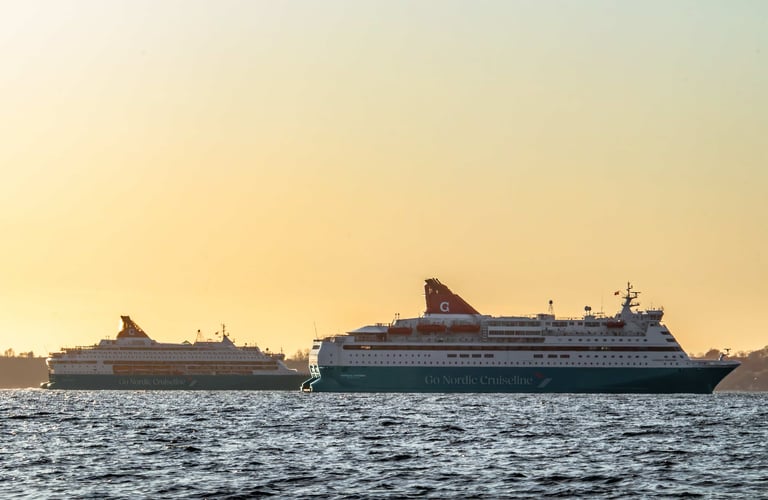 Nordic Pearl and Nordic Crown at sea